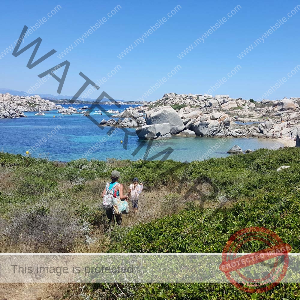 L’ÎLE DE LAVEZZI ET DES SENTIERS POUR REJOINDRE DE BELLES CRIQUES